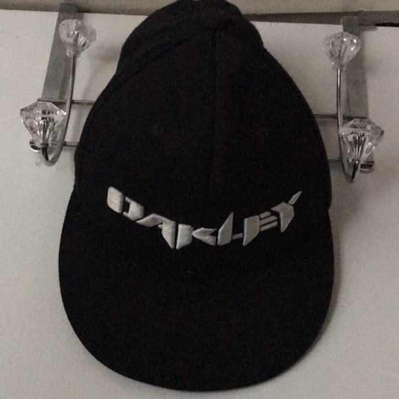 Oakley 210 Black Fitted Hat. 7 1/4-7 5/8 - Picture 2 of 4